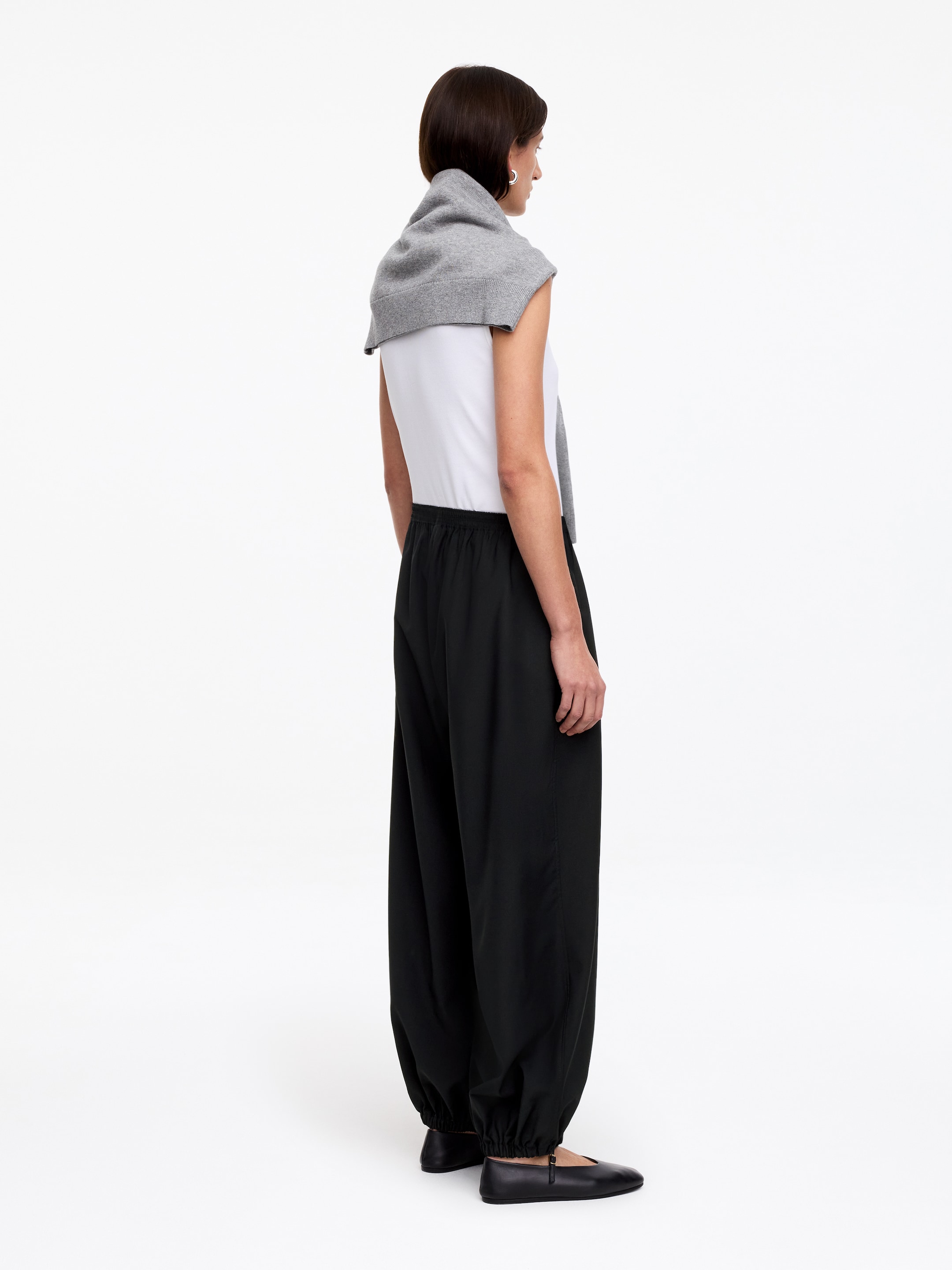 Barrel-Leg Trousers - Black - Relaxed fit - Women - StillMedia/Lookbook - 7