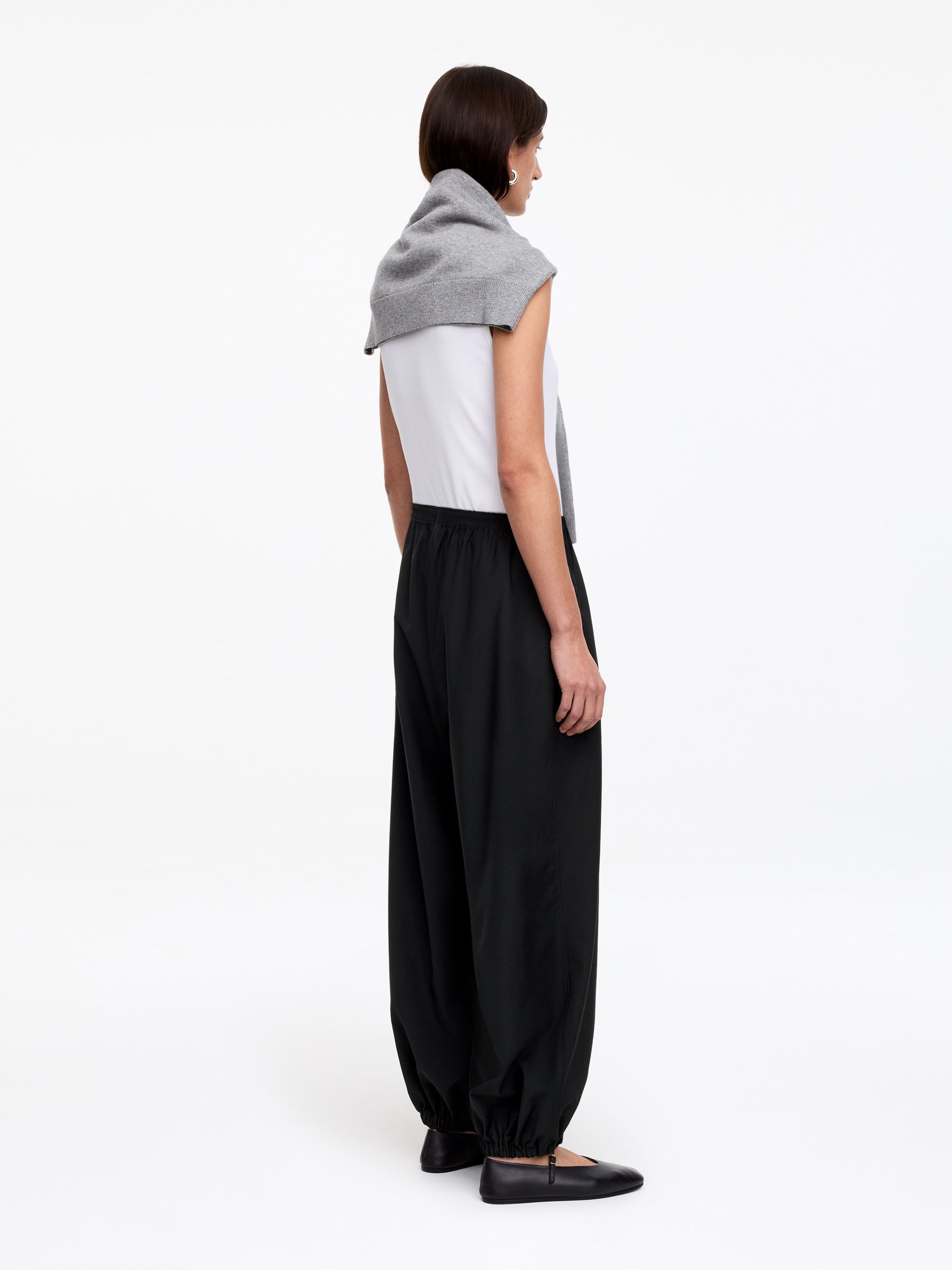 Barrel-Leg Trousers - Black - Relaxed fit - Women - StillMedia/Lookbook - 7