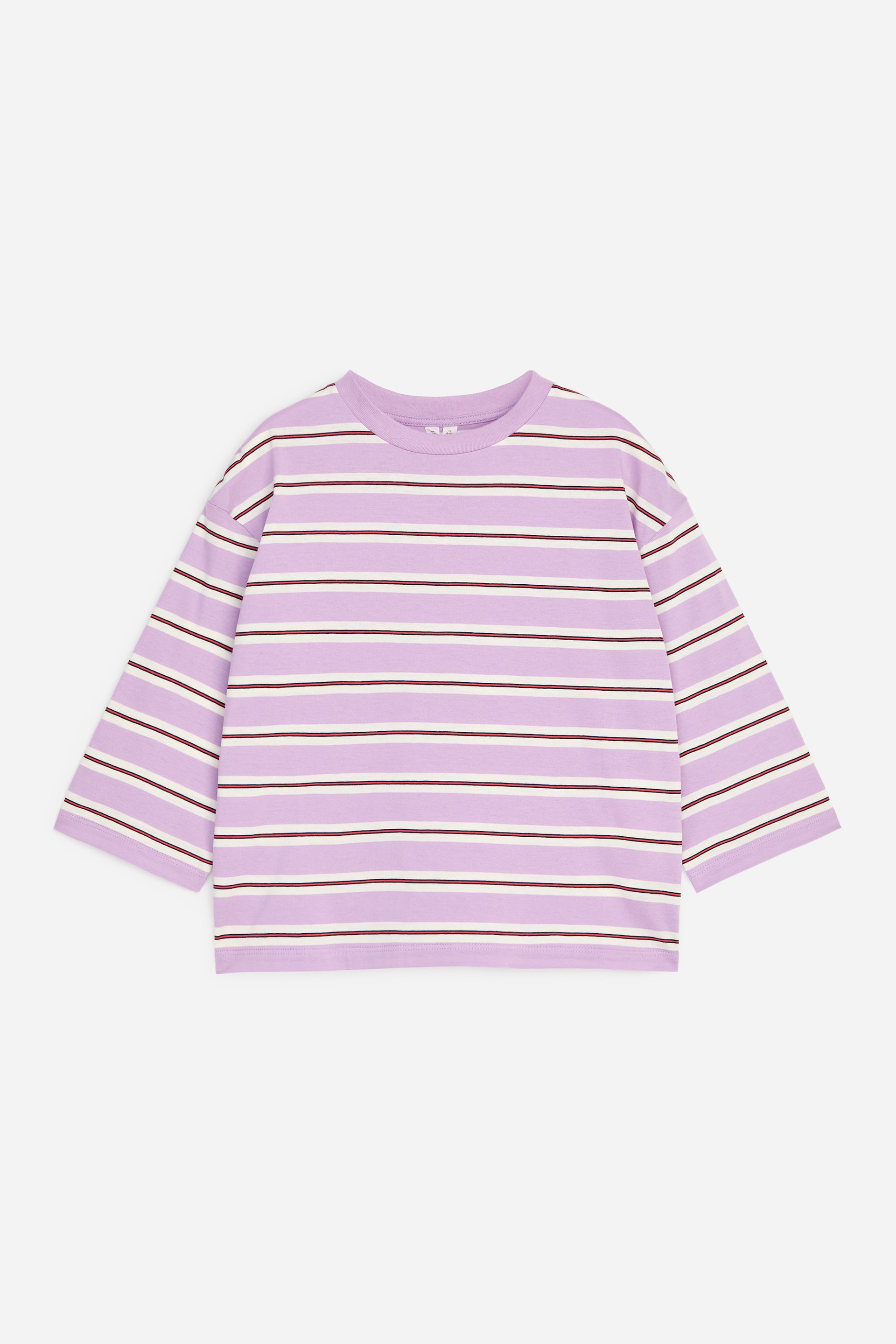 Grotere afbeelding bekijken: Een shirt met driekwartmouwen ligt plat en ligt met de voorkant naar boven. Het heeft een lavendelkleurige basis met horizontale witte en bruine strepen en een geribbelde ronde hals.