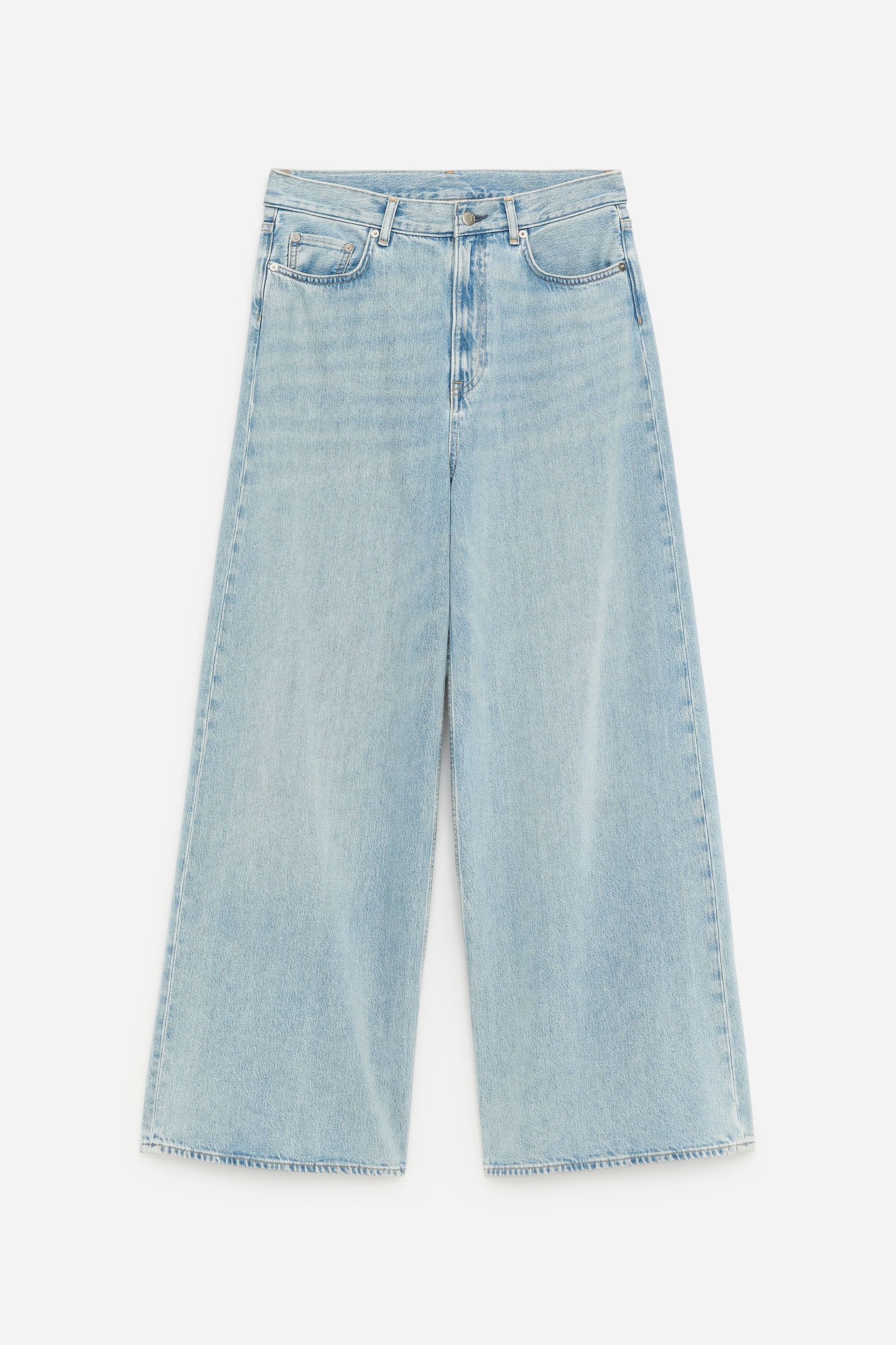 Ver imagem maior: Os Jeans Largos e Sobredimensionados CEDAR aparecem de frente num tom azul claro, exibindo um corte descontraído e de perna larga. Os jeans apresentam um fecho de botão e zíper, com bolsos frontais e bolso para moedas.