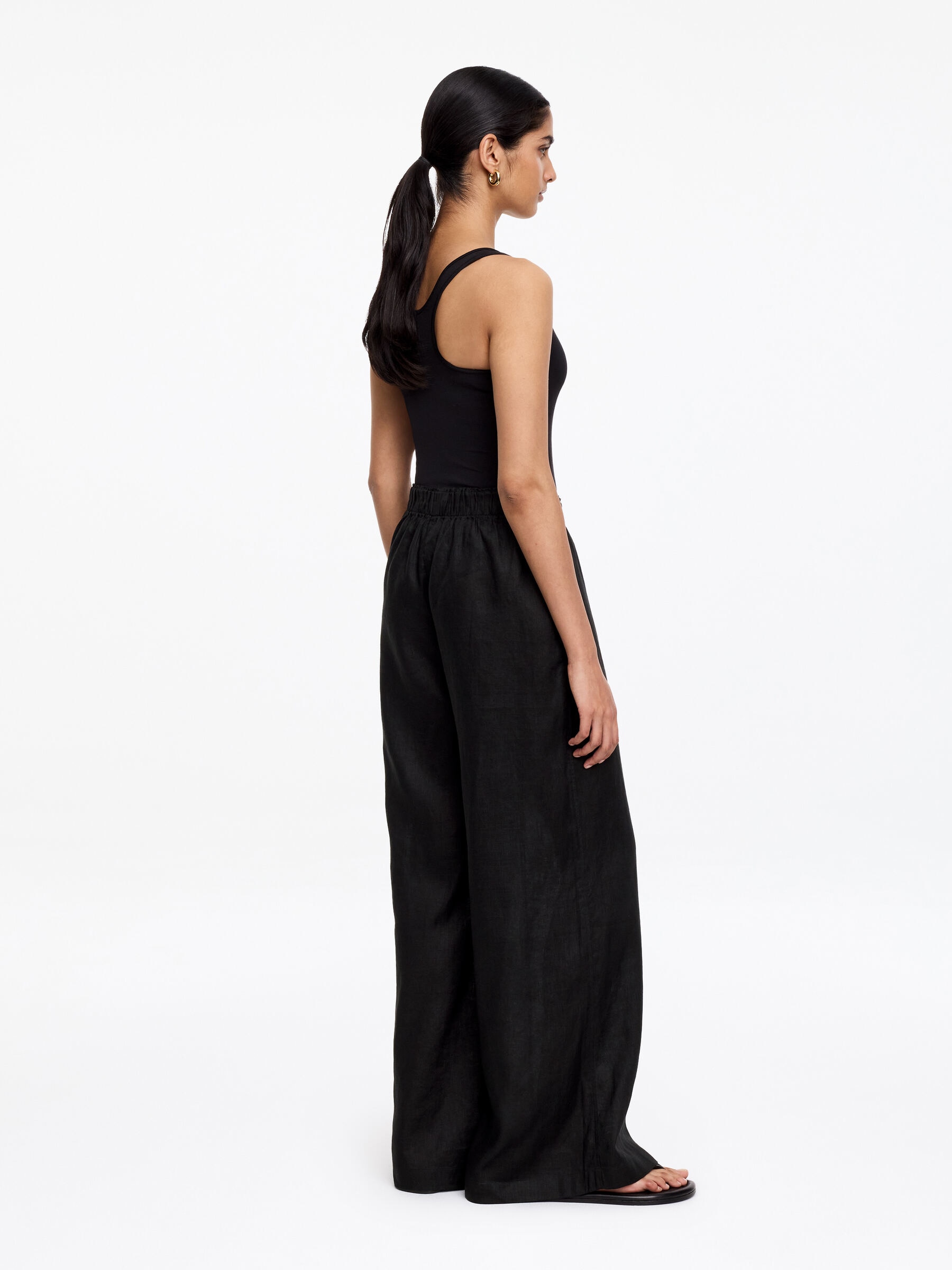 Wide Linen Trousers - Black - Loose fit - Women - StillMedia/Lookbook - 4