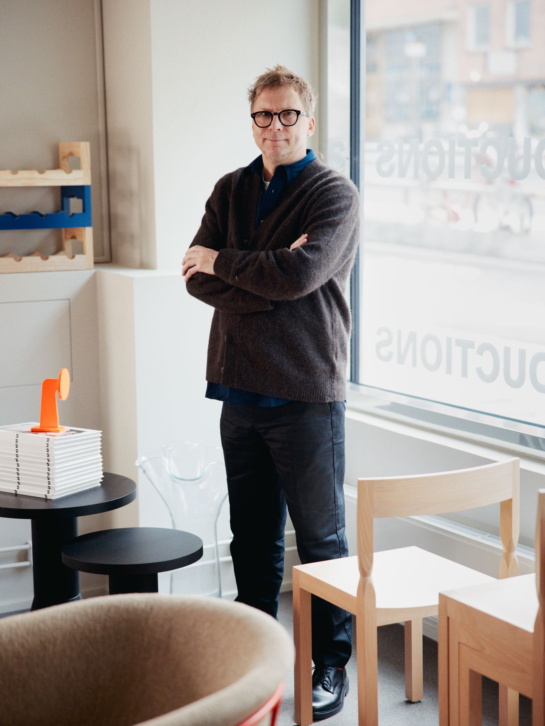 ARKET und Massproductions Buchstütze Buffer - Neon Orange - Homeware - StillMedia/Environmental - 1