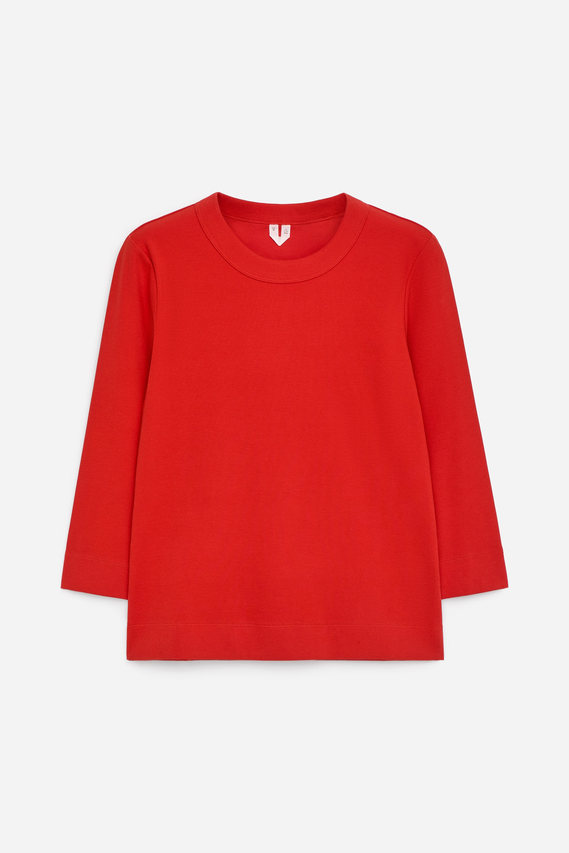 Visa större bild: En röd slim-fit tröja med rund hals visas framifrån, med en ribbad bomullsjerseystruktur. Den är designad med trekvartsärmar och en ribbad halskant.