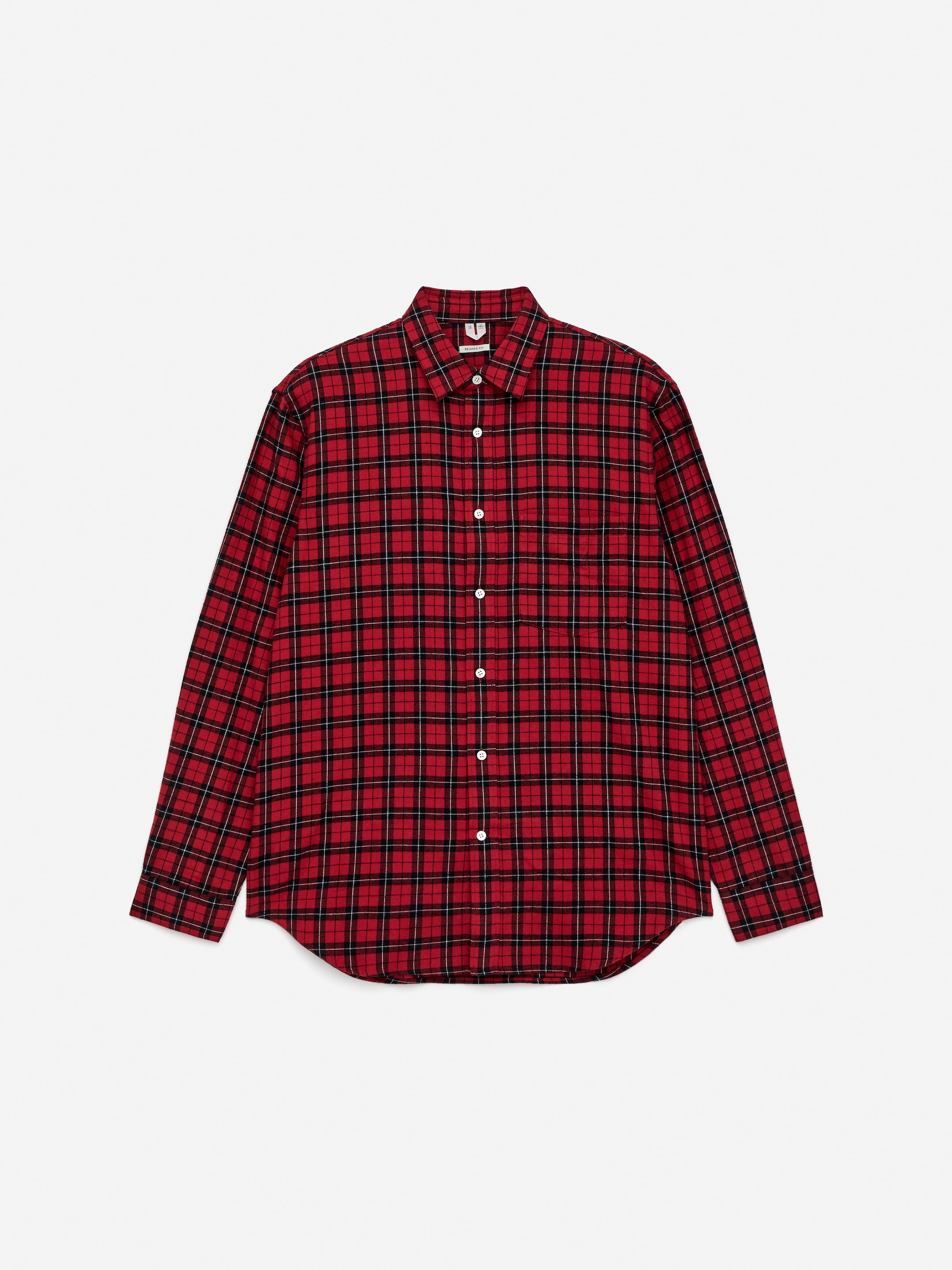 Visualizza immagine più grande: Una camicia di flanella a quadri rossa e nera con vestibilità rilassata. Presenta bottoni in madreperla lungo la sua abbottonatura anteriore.