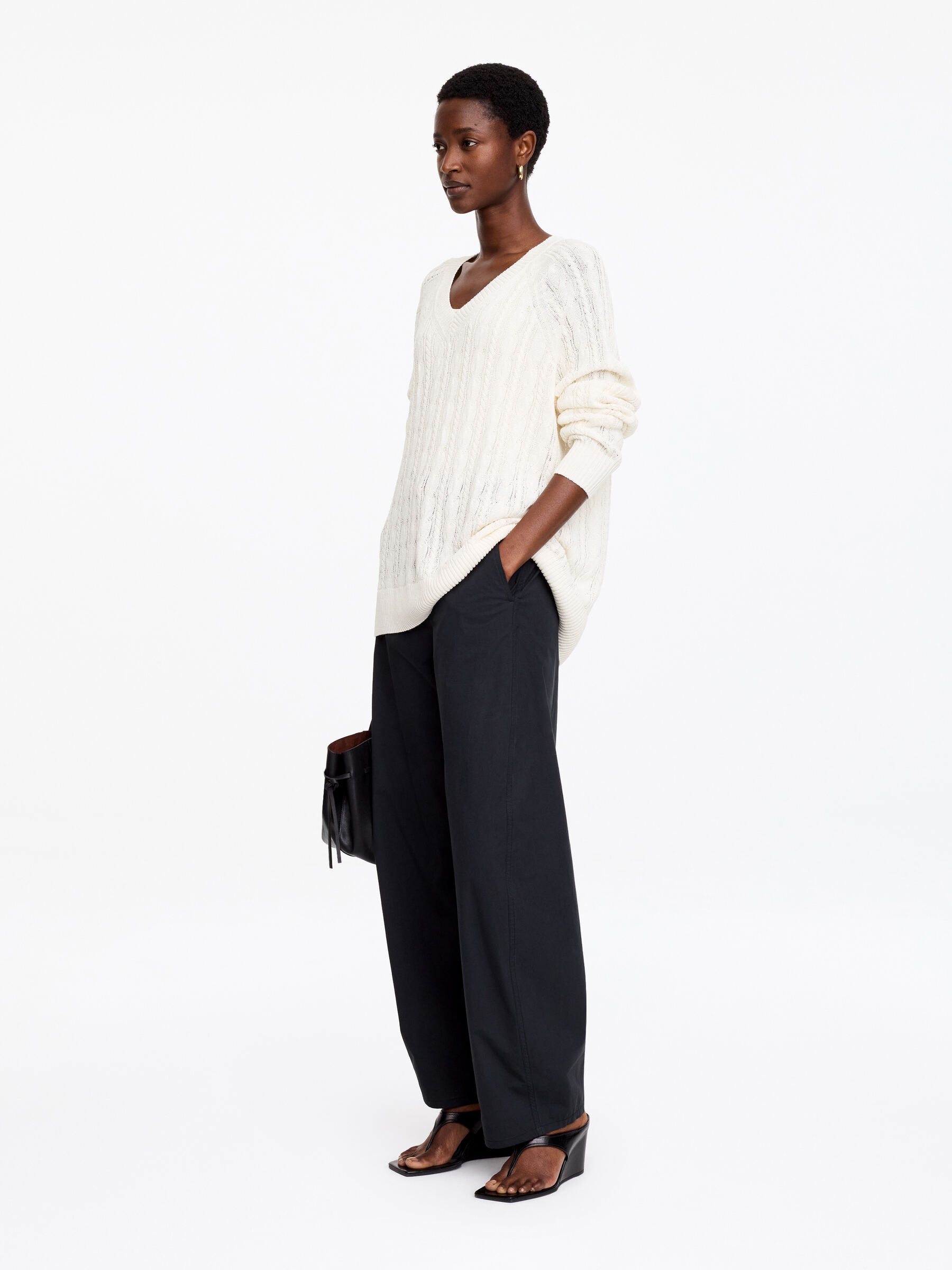 Pull à col en V en maille torsadée - Blanc cassé - Loose fit - Femme - StillMedia/Lookbook - 3