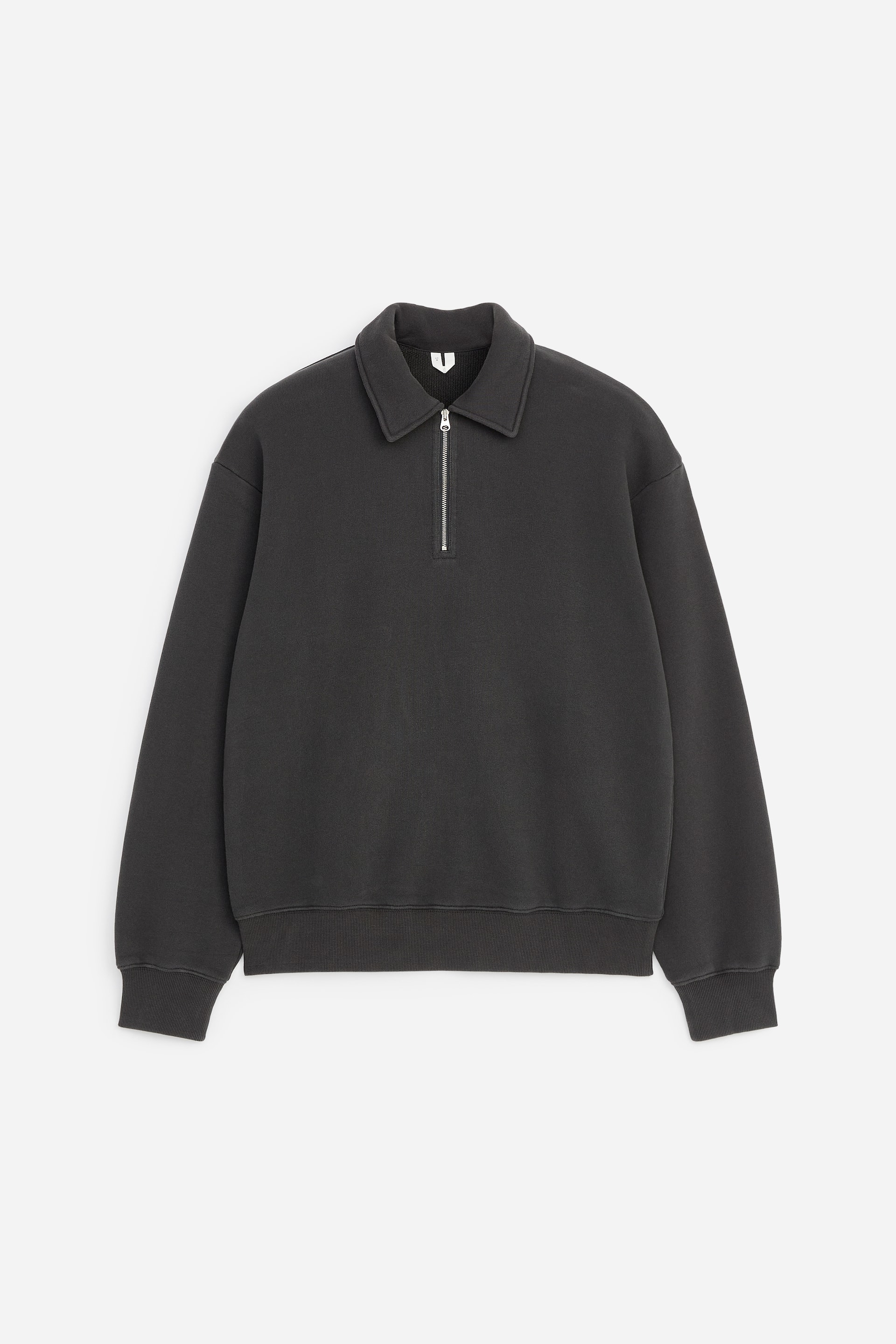 Grösseres Bild ansehen: Ein dunkelgrauer Half-Zip-Sweatshirt ist von vorne zu sehen und verfügt über einen spitzen Kentkragen sowie einen silbernen Reissverschluss am Ausschnitt. Das Kleidungsstück zeigt eine lockere Passform mit überschnittenen Schultern, Rippbündchen an den Ärmeln und einem gerippten Saum.