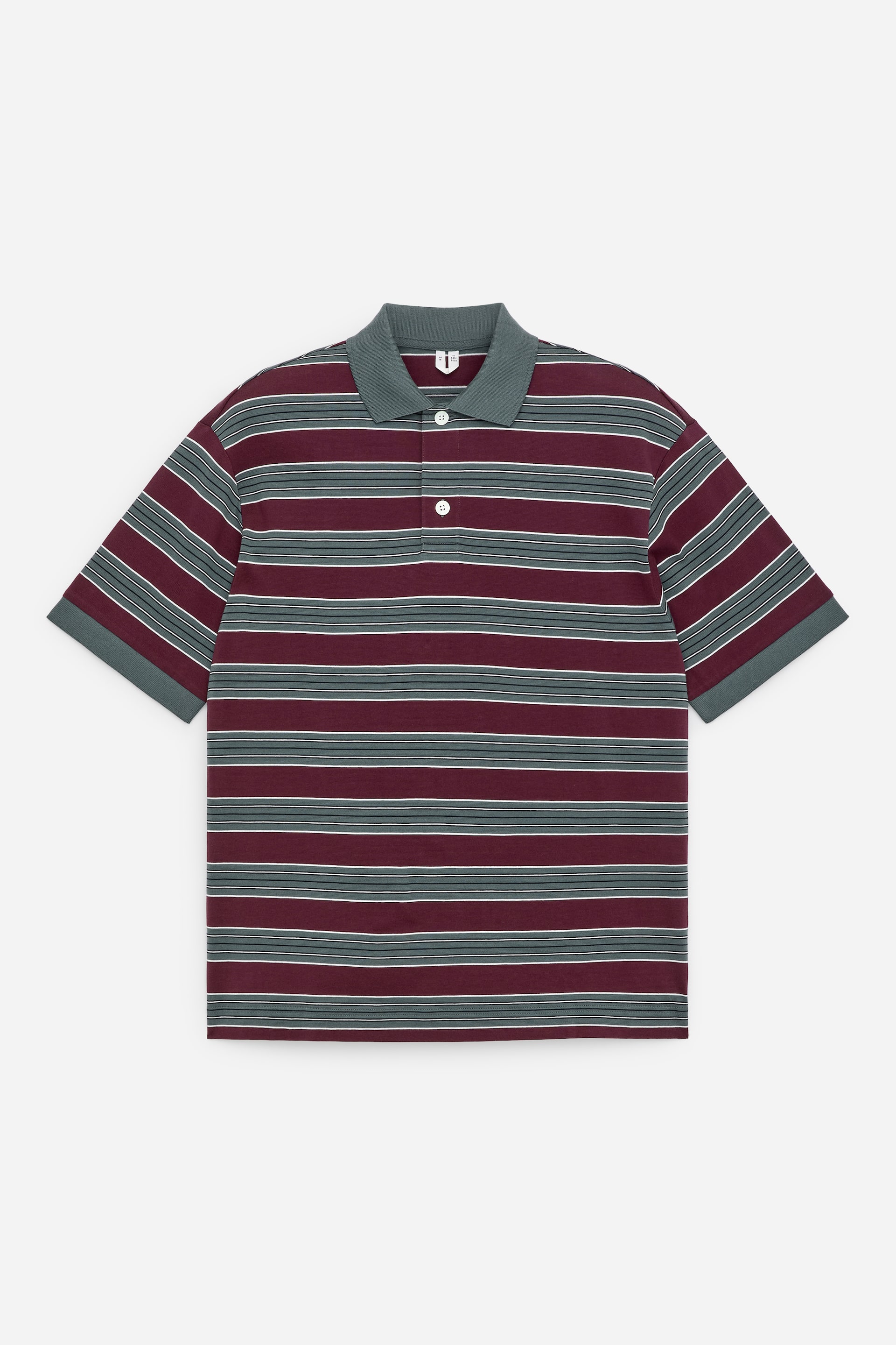 Visualizza immagine più grande: Vista FRONTALE di una polo che presenta una vestibilità rilassata e maniche corte. È caratterizzata da righe orizzontali tinte in filo nei colori marrone, verde bosco e bianco sporco, con dettagli come un colletto a coste verde bosco, un'abbottonatura a due bottoni a metà e rifiniture a coste verde bosco alle estremità delle maniche.