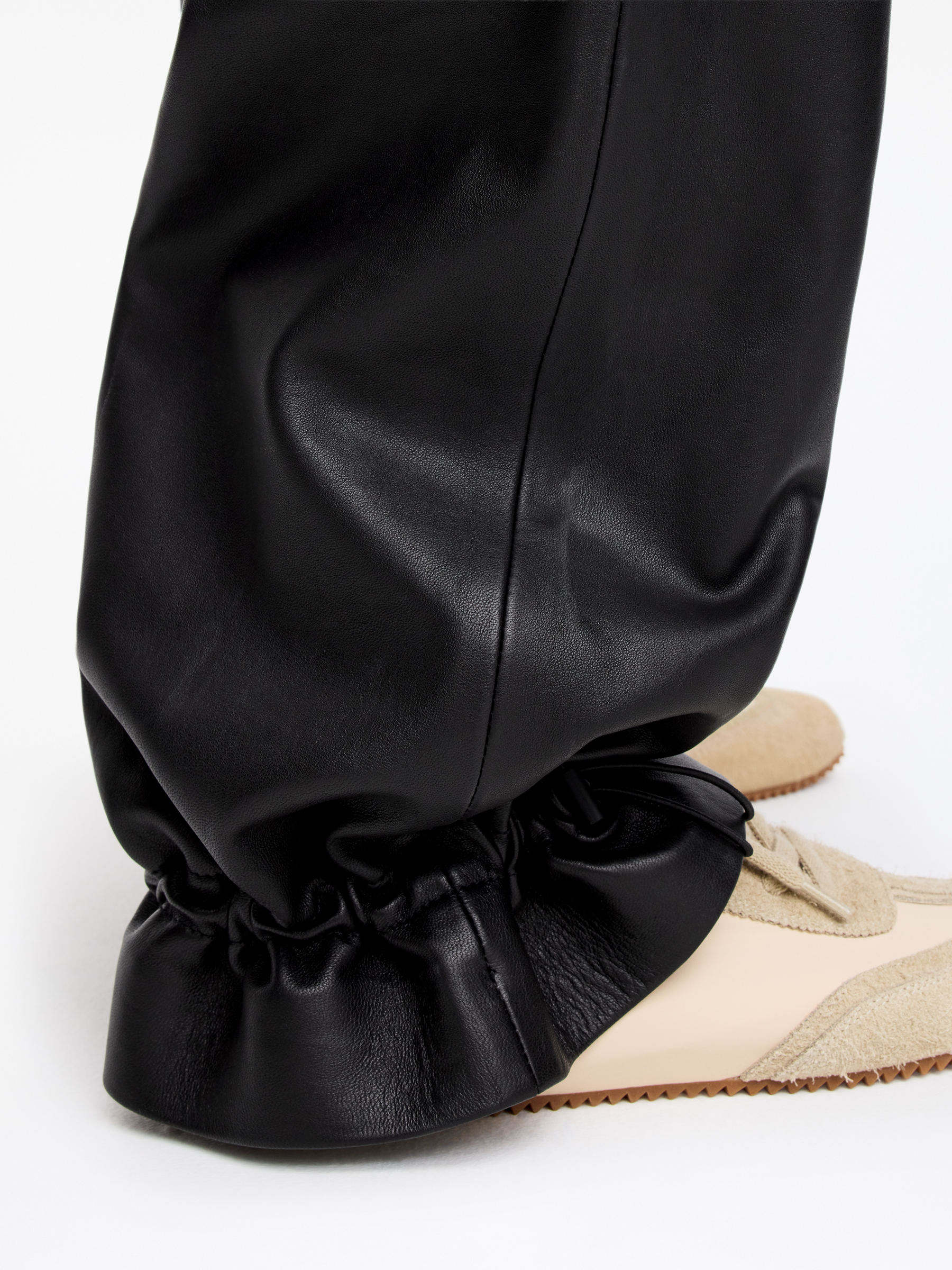 Lockere Lederhose - Schwarz - Relaxed Fit - Damen - StillMedia/Lookbook - 3