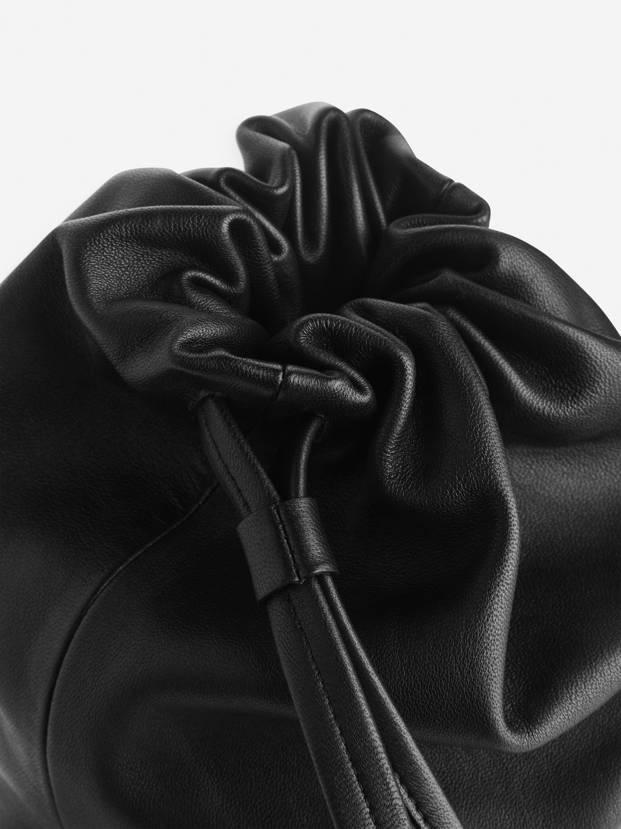 Größeres Bild anzeigen: Lederrucksack mit Kordelzug - Schwarz - Ladies | H&M AT 3