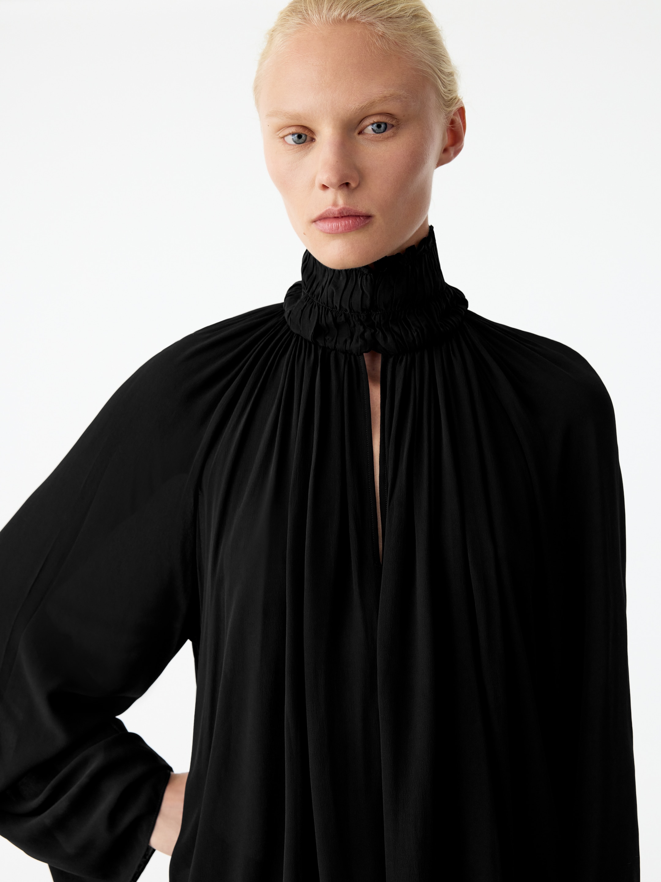 Blusa con collo alto e dettagli a punto smock - Nero - Regular fit - women - StillMedia/Lookbook - 7