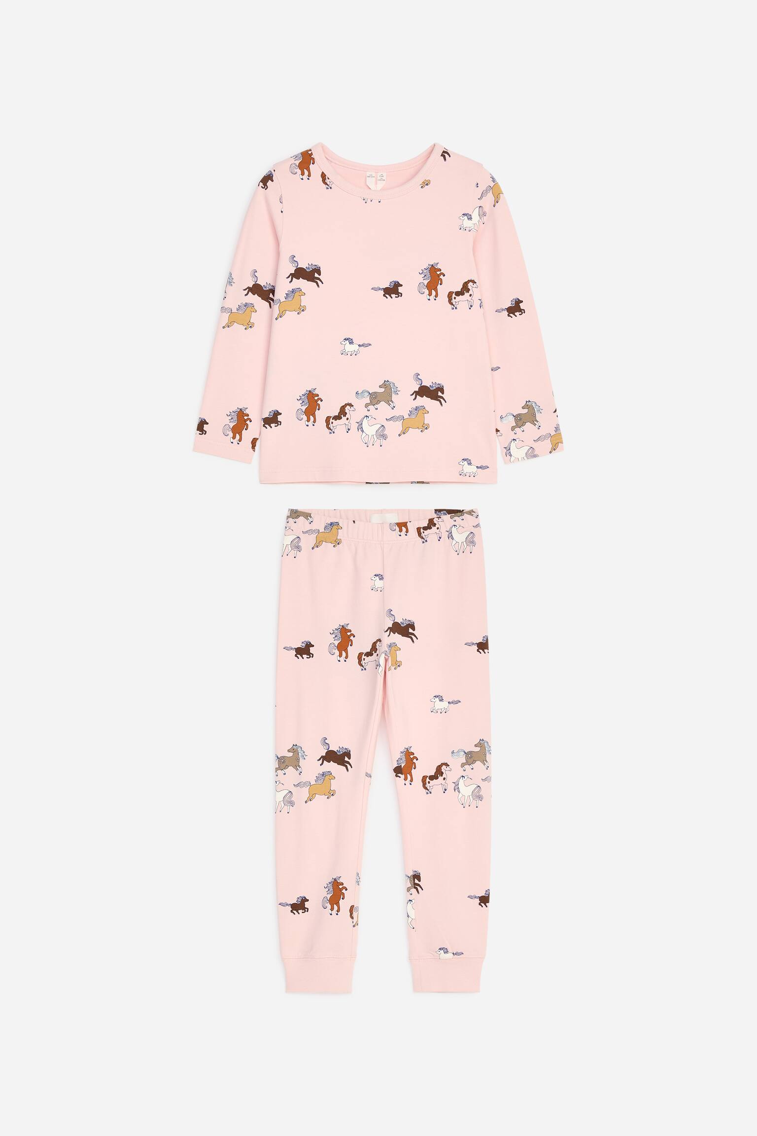 Ein zweiteiliger Kinder-Pyjamaset in Hellrosa ist von vorne zu sehen und zeigt ein langÃ¤rmeliges Oberteil mit Rundhalsausschnitt sowie eine passende lange Hose mit gerippten BÃ¼ndchen an den KnÃ¶cheln. Beide Teile sind mit einem Allover-Print aus mehrfarbigen, galoppierenden Pferden versehen.
