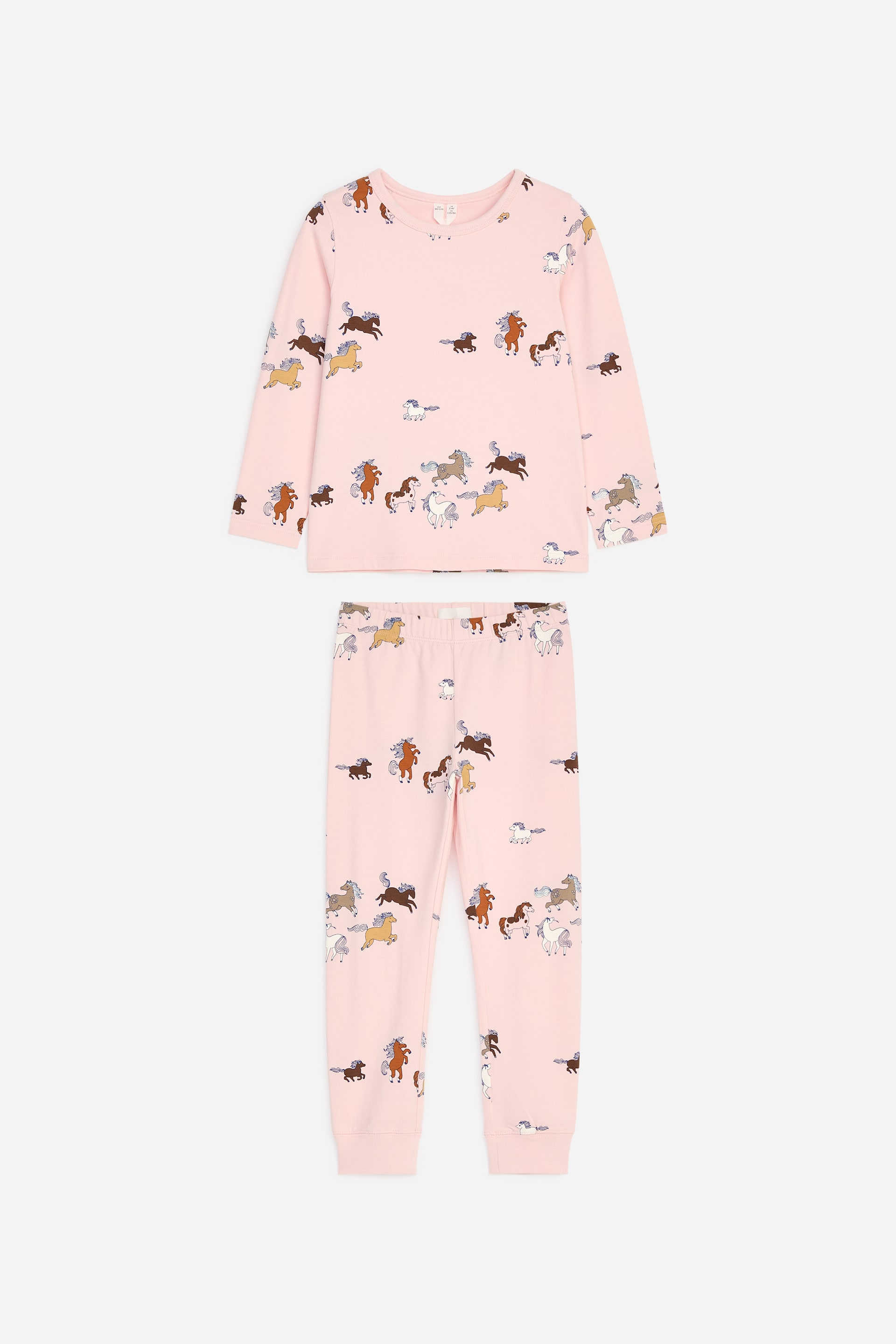 Visualizza l'immagine ingrandita: Un completo pigiama per bambini a due pezzi in rosa chiaro, ripreso frontalmente, che mostra un top a maniche lunghe con collo rotondo e pantaloni lunghi coordinati con polsini alla caviglia a coste. Entrambi i capi presentano una stampa all-over di cavalli al galoppo multicolori.