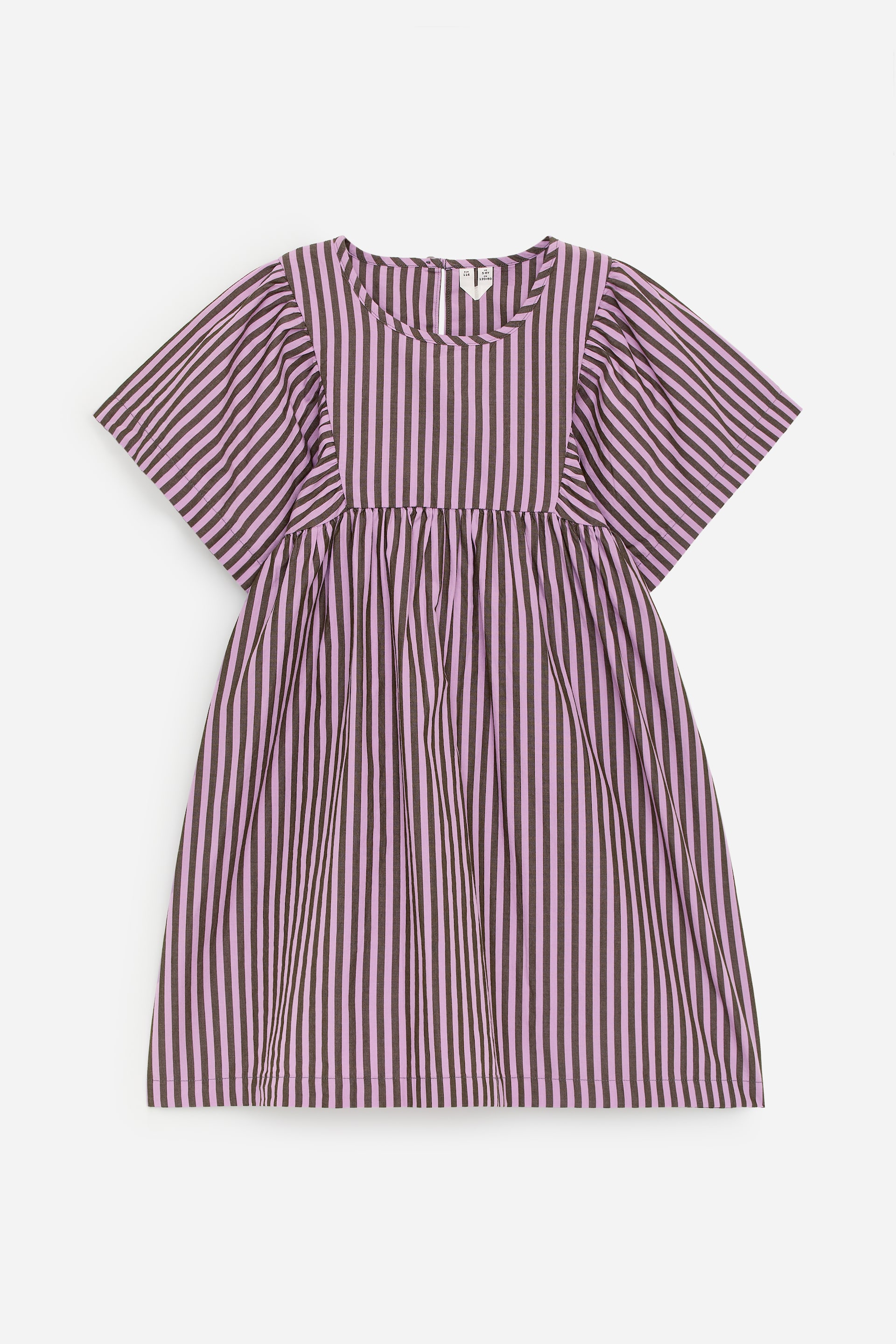Zobraziť väčší obrázok: Letné šaty zobrazujú svoj PREDNÝ pohľad, s vertikálnymi pruhmi v odtieňoch lila a tmavohnedej. Sú navrhnuté s okrúhlym výstrihom, širokými krátkymi rukávmi a strihom do A, ktorý sa rozširuje z nariaseného pásu.