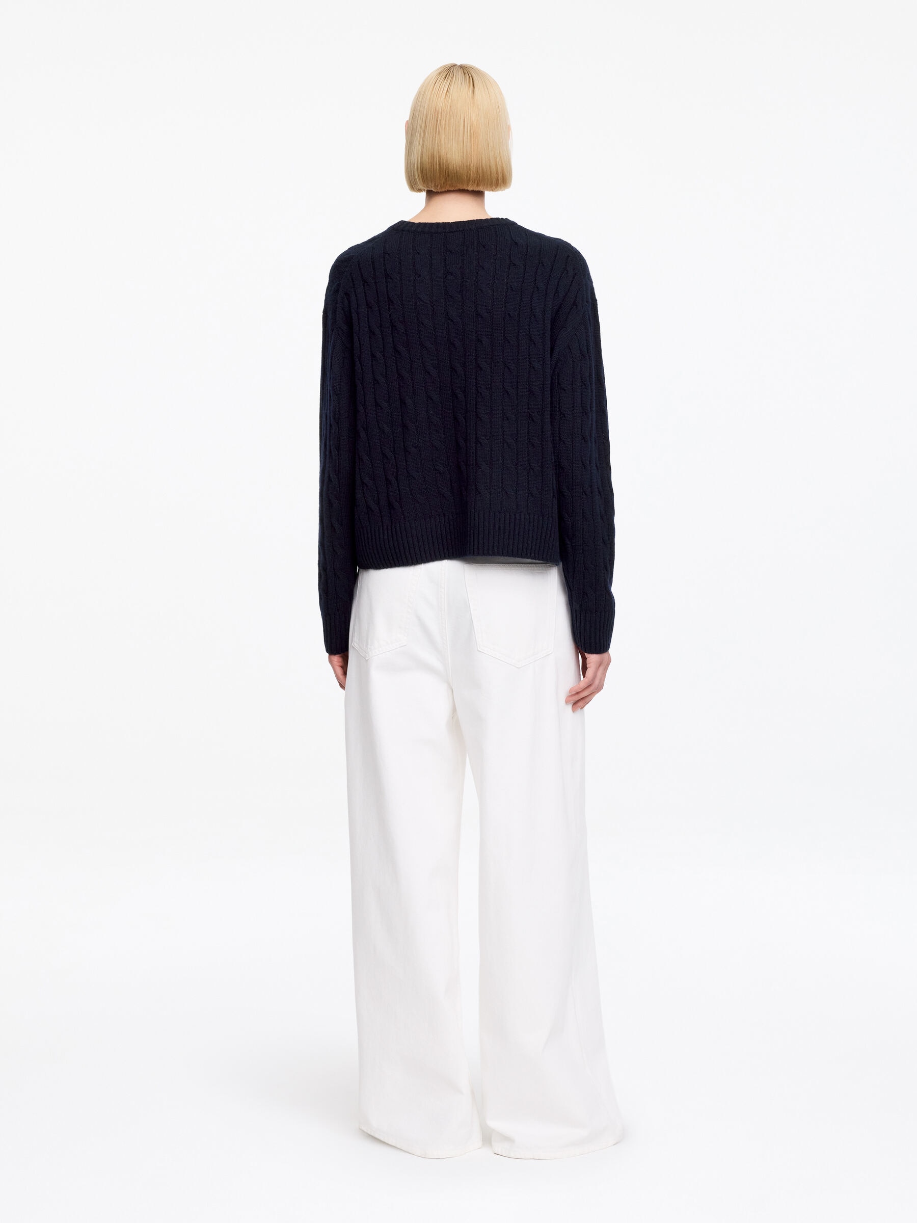 V-ringad tröja i ren kashmir - Mörkblå - Regular fit - Women - StillMedia/Lookbook - 3