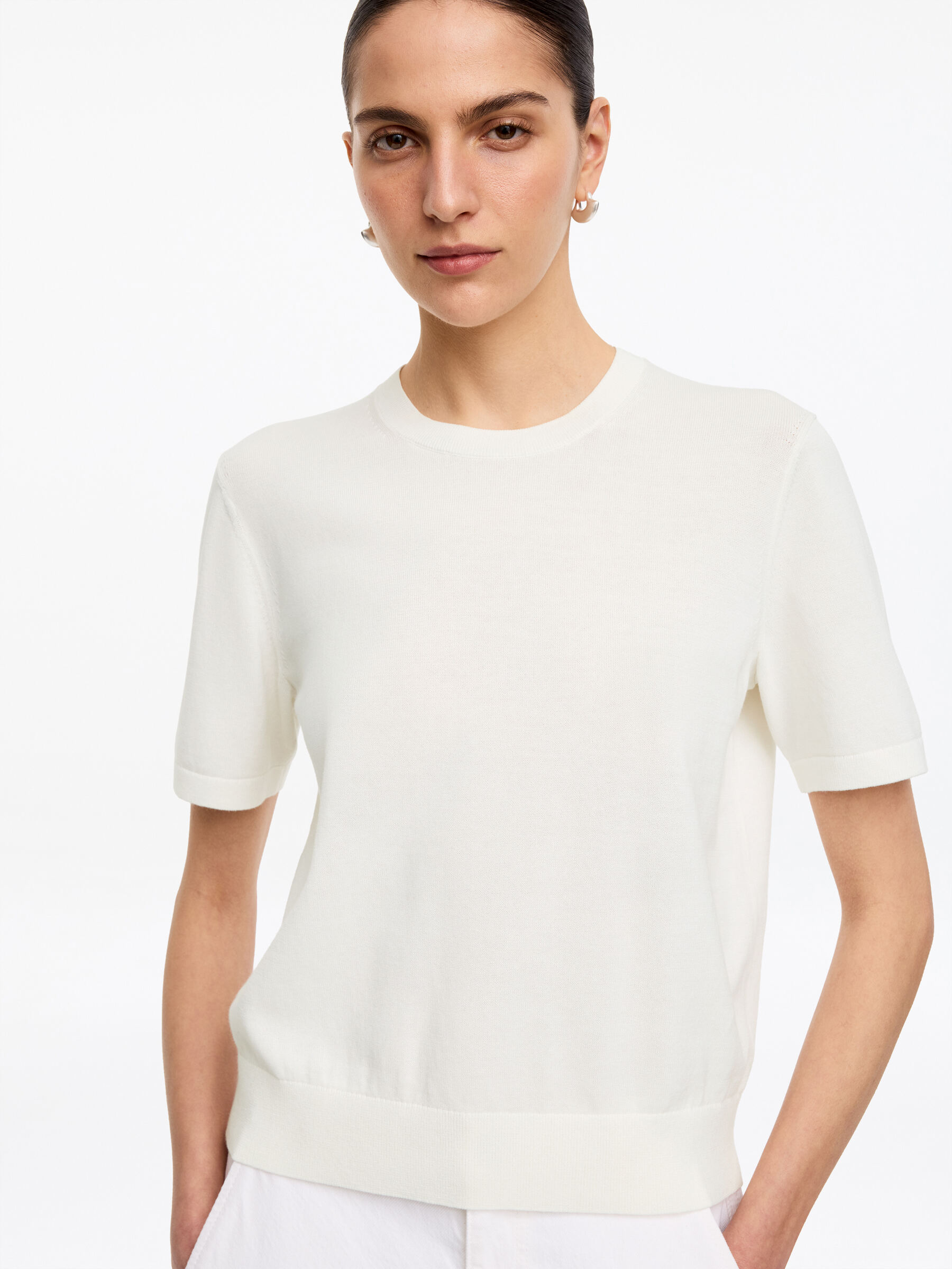 Dzianinowy top z krótkim rękawem - Złamana biel - Fason normalny - Women - StillMedia/Lookbook - 9