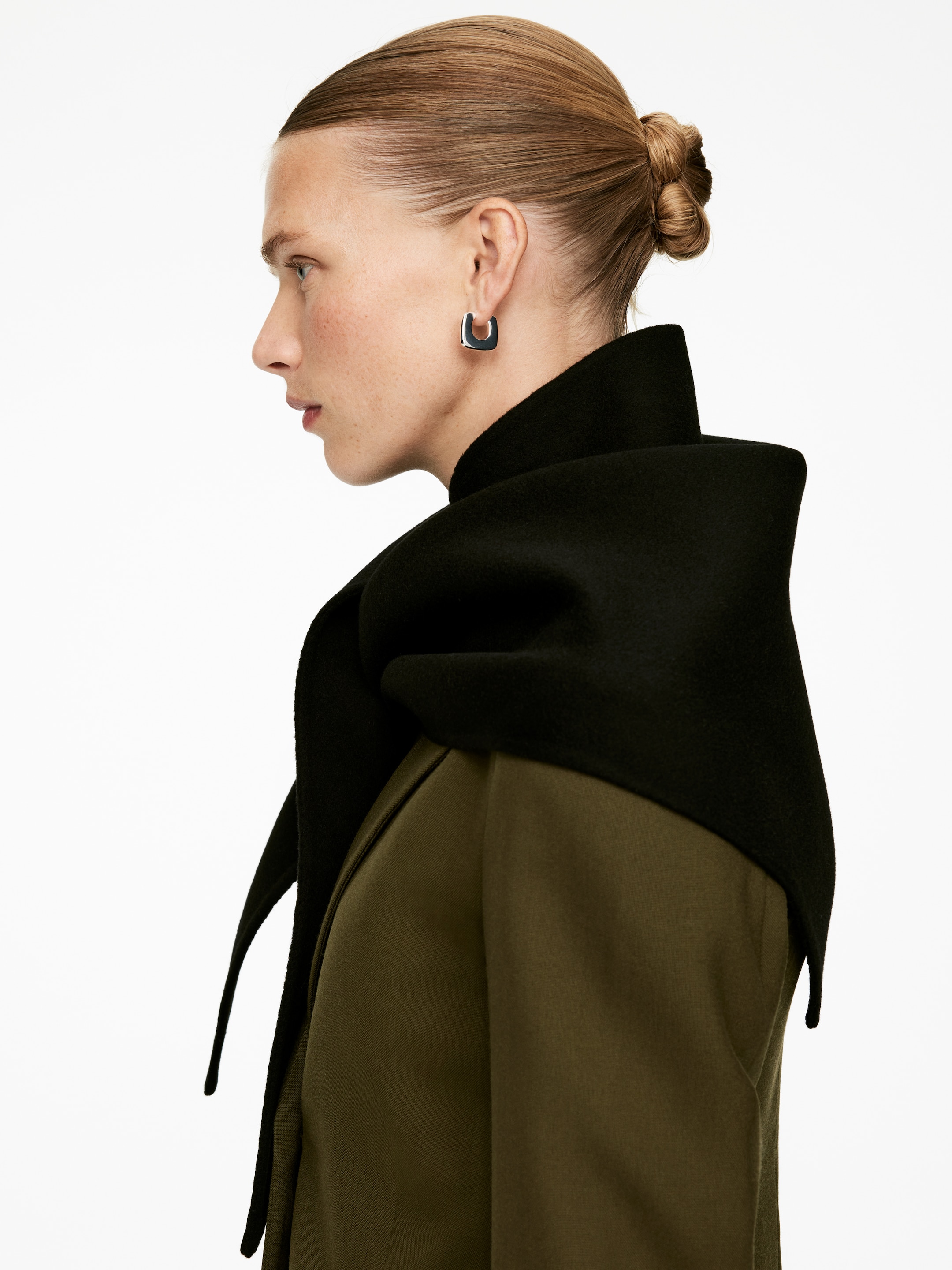 Visualizza immagine più grande: Sciarpa in lana a triangolo - Nero - DONNA | H&M IT 2