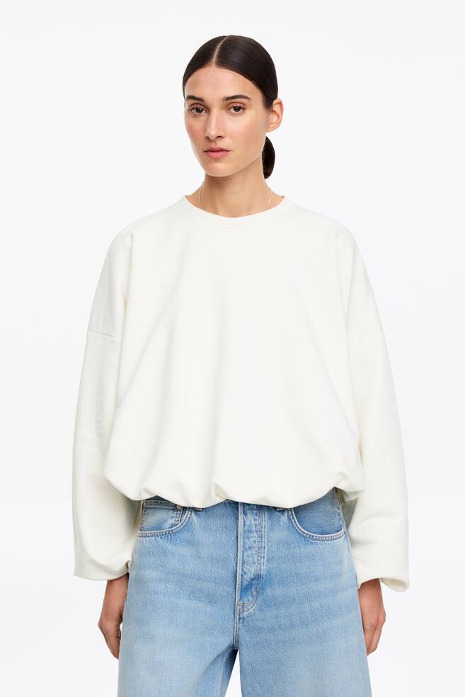Sweatshirt mit Ballonschnitt - Cremeweiß/Schwarz/Braun - 2