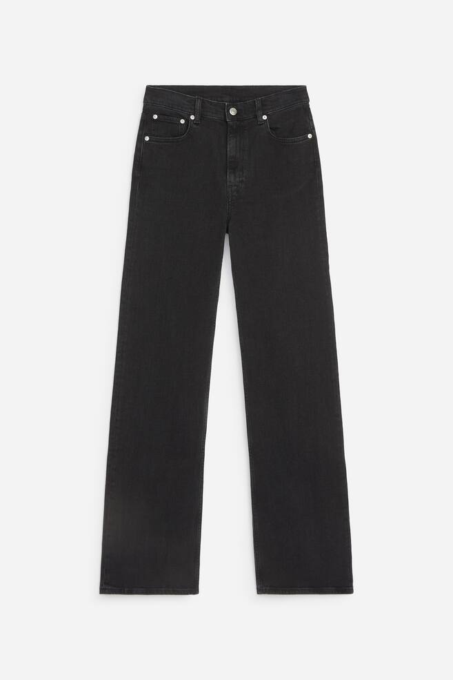 Een paar zwarte jeans met rechte pijpen is van voren afgebeeld, met een hoge taille met riemlussen, een knoopsluiting en een klassieke five-pocket-uitvoering. De jeans tonen een silhouet met rechte pijpen en een licht gewassen denimtextuur. - 1