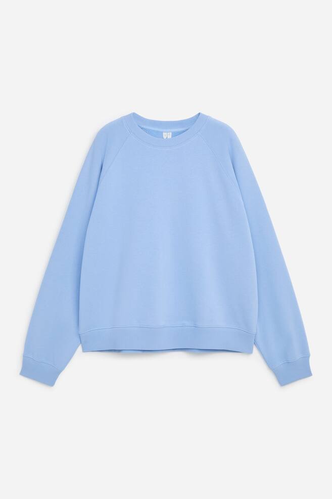 Ein hellblauer Sweatshirt mit Rundhalsausschnitt ist von vorne zu sehen und verfügt über lange Raglanärmel, einen gerippten Kragen, gerippte Bündchen und einen gerippten Saum. - 1