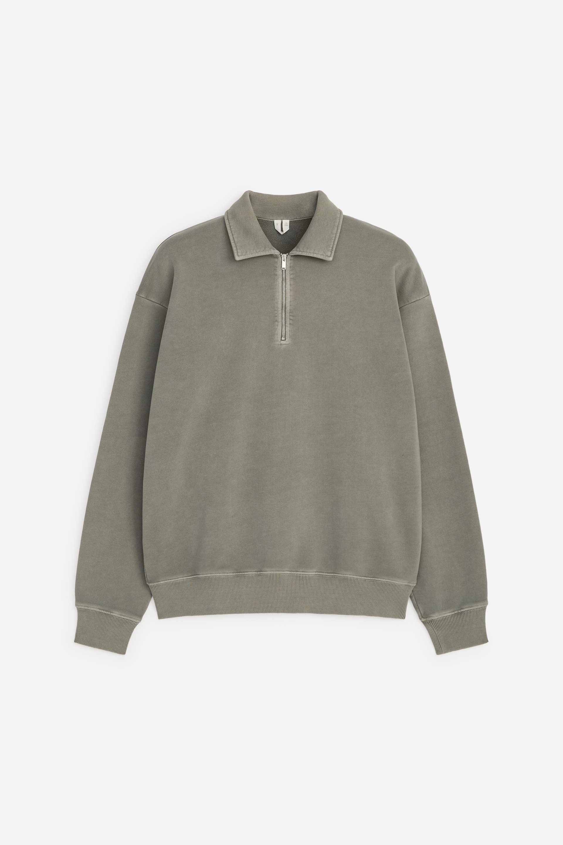 Größeres Bild anzeigen: Ein ausgewaschenes olivgrünes Sweatshirt ist von vorne zu sehen und zeigt einen entspannten Schnitt mit einem halben Reißverschluss und einem normalen Kragen. Es verfügt über gerippte Bündchen und einen gerippten Saum.