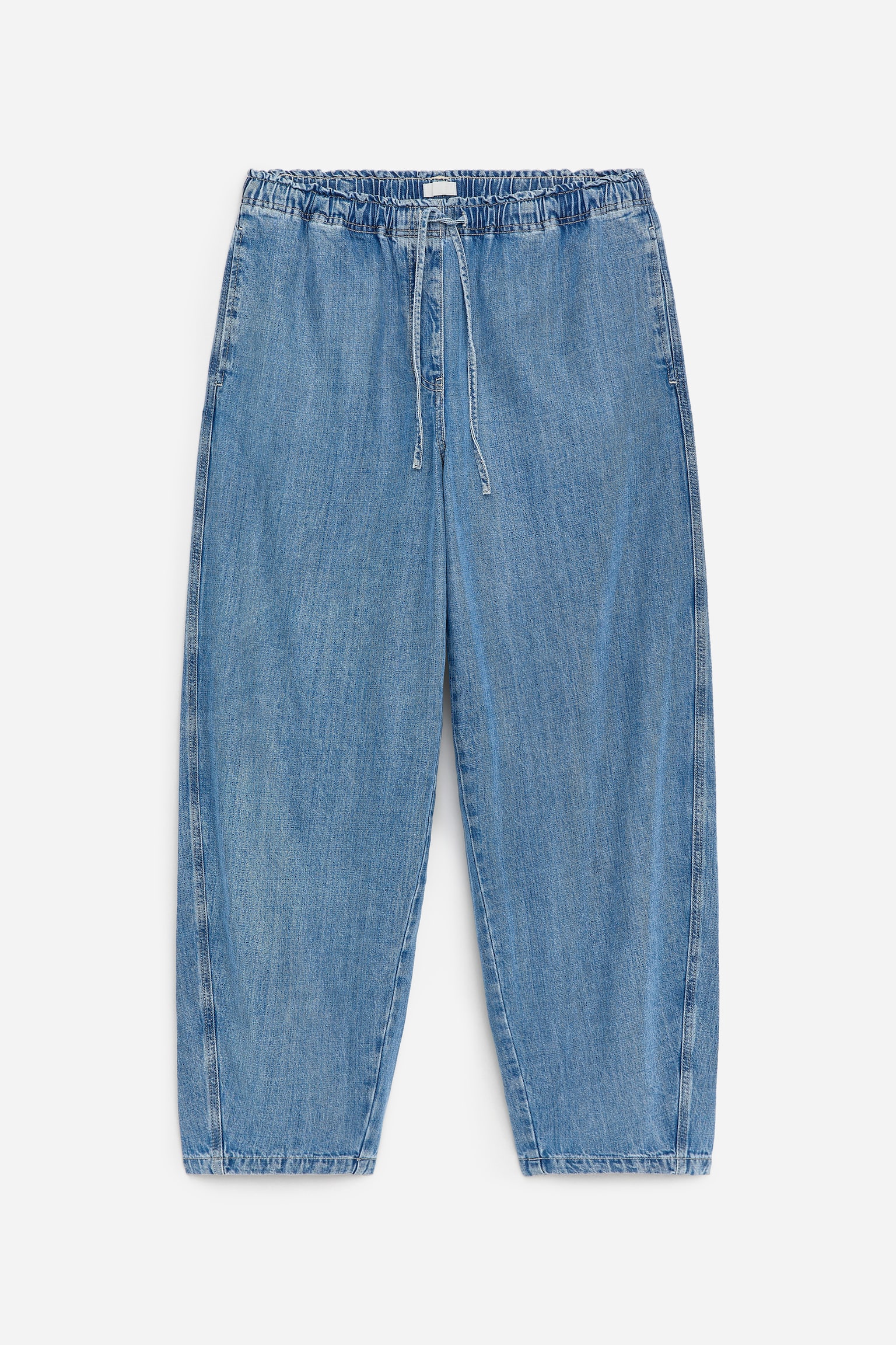 VORDERSEITE. Hellblaue Denim-Jeans mit einem elastischen, gerafften Bund und sichtbarem Kordelzug, die eine entspannte, weit geschnittene Passform mit einem einfachen Saum präsentieren. - 1