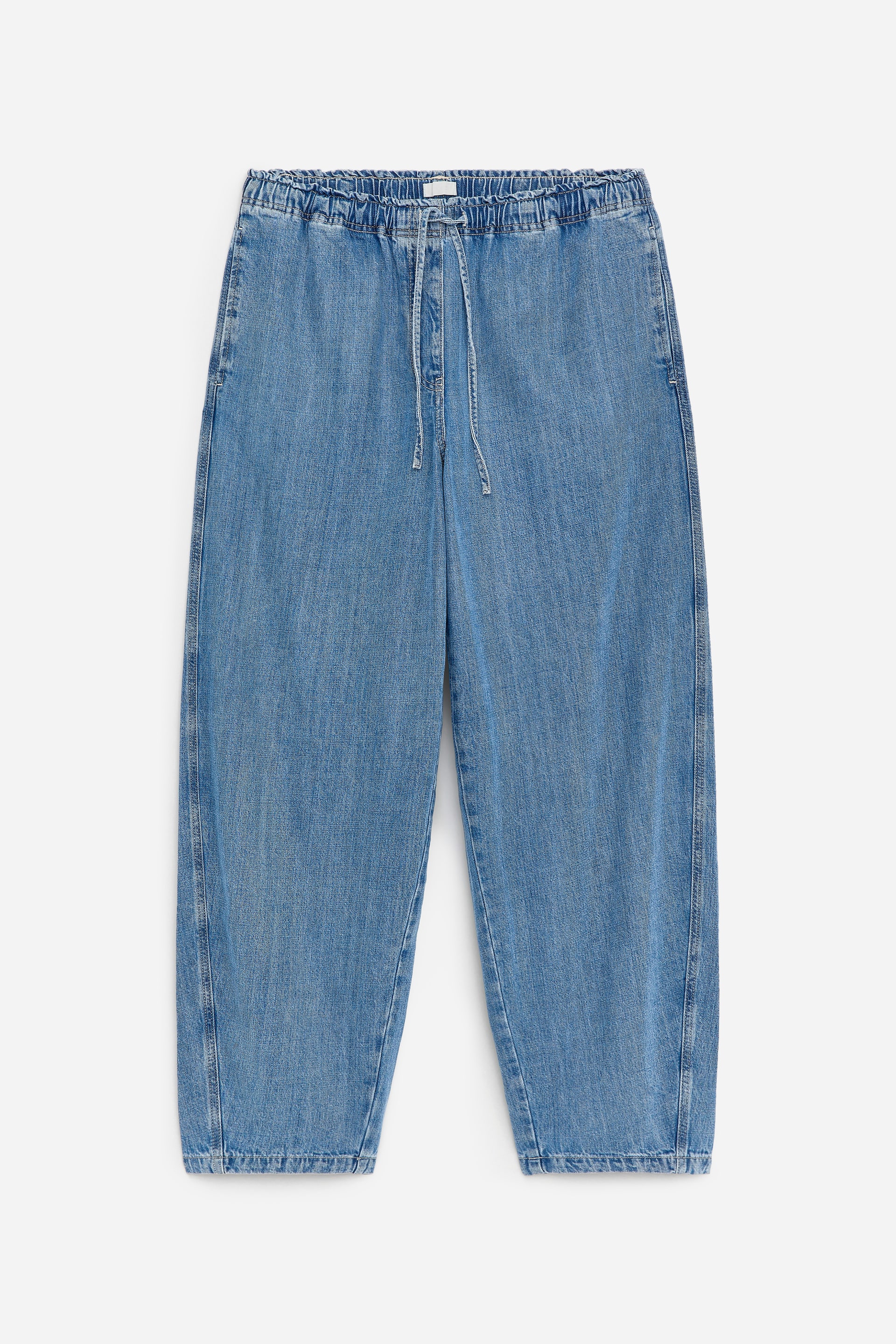 Visualizza l'immagine ingrandita: FRONTE. I jeans in denim azzurro chiaro presentano una cintura elasticizzata e arricciata con un laccio visibile, e offrono una vestibilità rilassata con gamba ampia che termina con un orlo semplice.