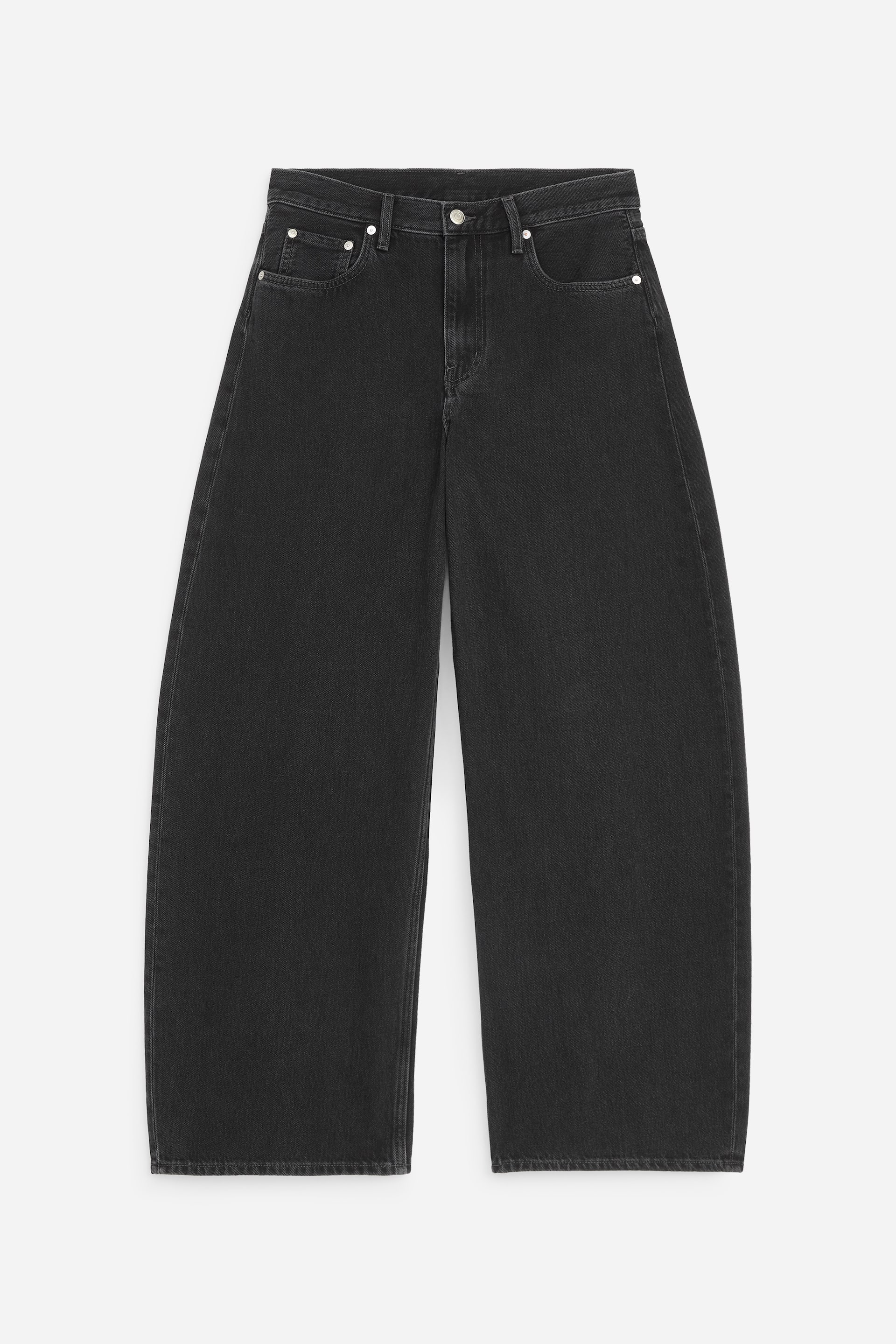 Agrandir l'image: Ce jean en denim noir délavé foncé est présenté de face, mettant en valeur une silhouette barrel-leg décontractée avec une forme légèrement arrondie le long des jambes. Le modèle présente une taille mi-haute avec passants de ceinture, une construction classique à cinq poches et une fermeture à bouton.