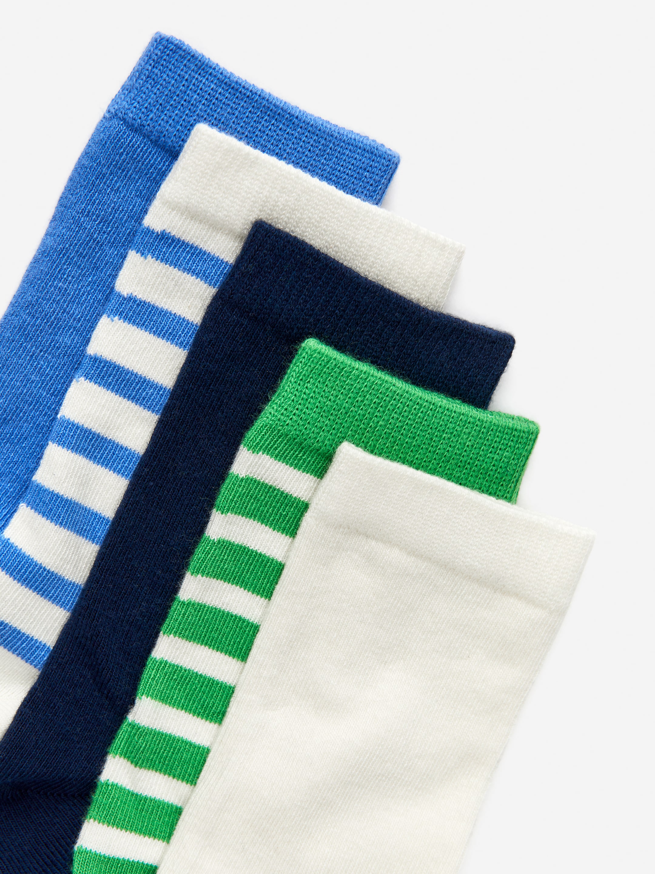 Grösseres Bild ansehen: Fünf Paar Socken aus Baumwollmischung sind diagonal aufgefächert, wobei jedes Paar einen glatten Strickkörper und ein geripptes Bündchen zeigt. Das Set präsentiert eine Auswahl an Farben und Mustern, darunter einfarbiges Blau, Blau mit weißen Streifen, einfarbiges Marineblau, Grün mit weißen Streifen und einfarbiges Off-White.