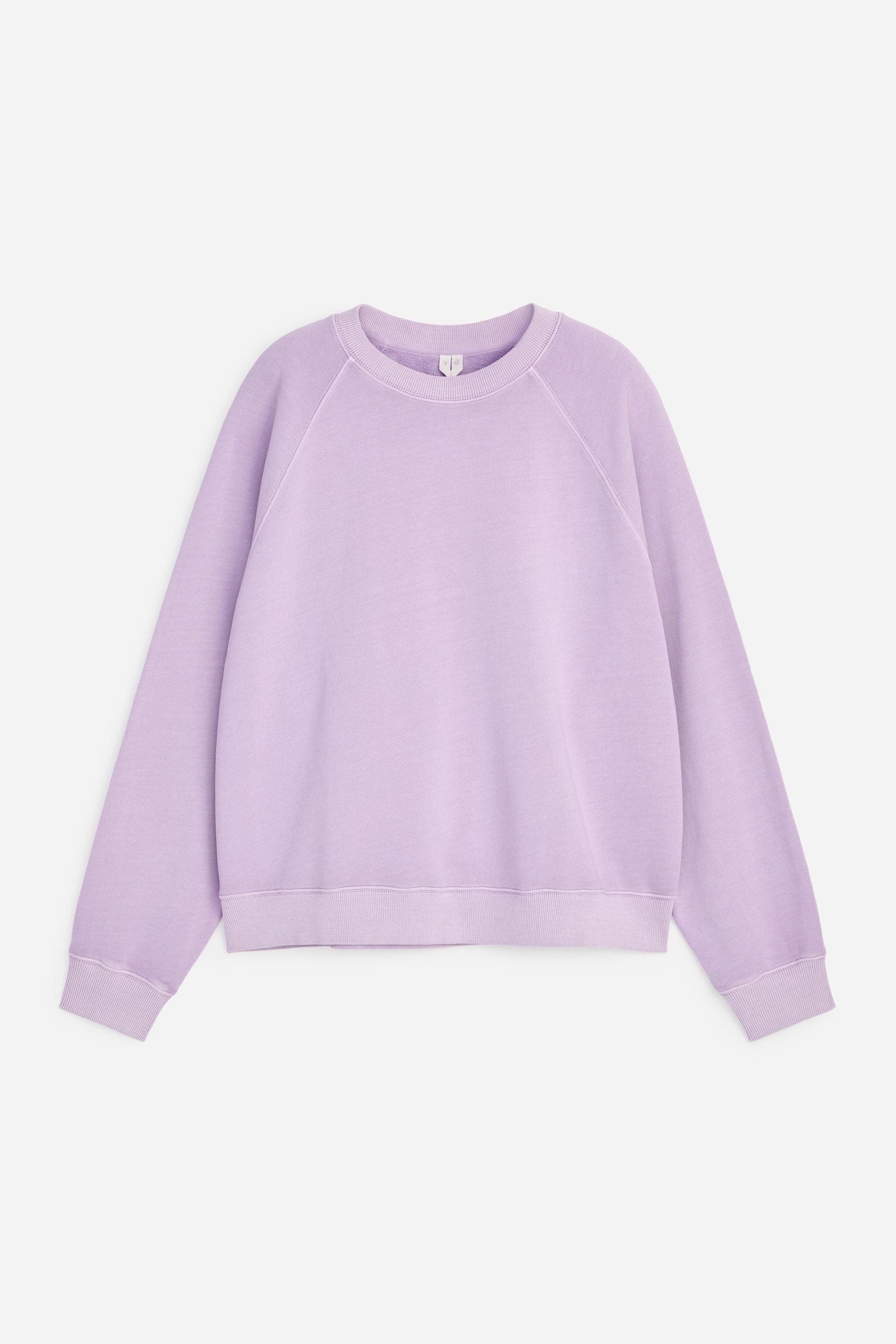 Visualizza l'immagine ingrandita: Una felpa girocollo color lavanda è rivolta frontalmente, mostrando maniche raglan e bordi a coste sul colletto, sui polsini e sull'orlo.