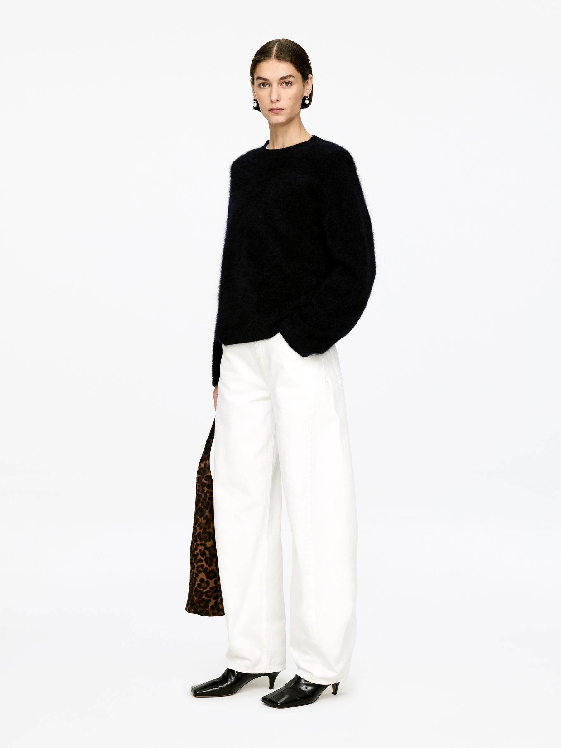 Pullover aus reinem, gebürstetem Kaschmir​ - Schwarz - Loose Fit - Damen - StillMedia/Lookbook - 4