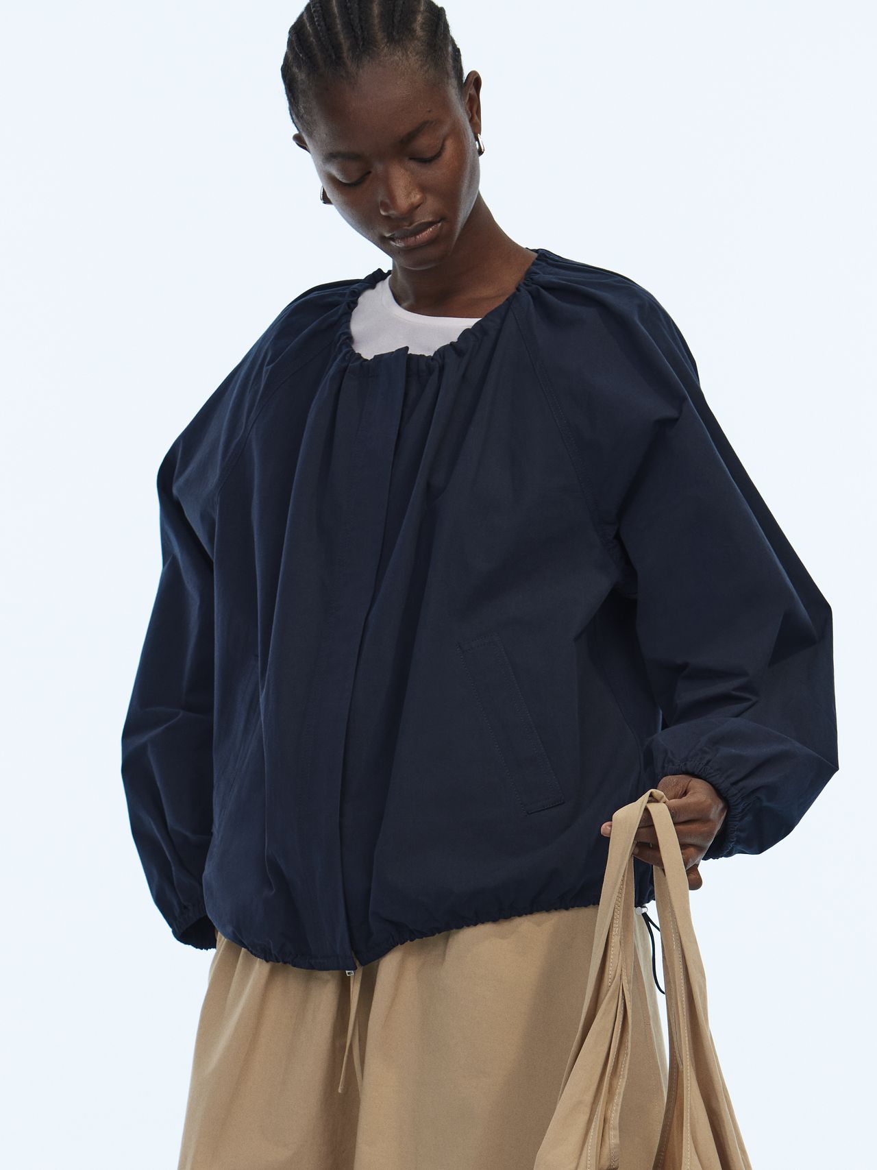 Woman holdning a bag