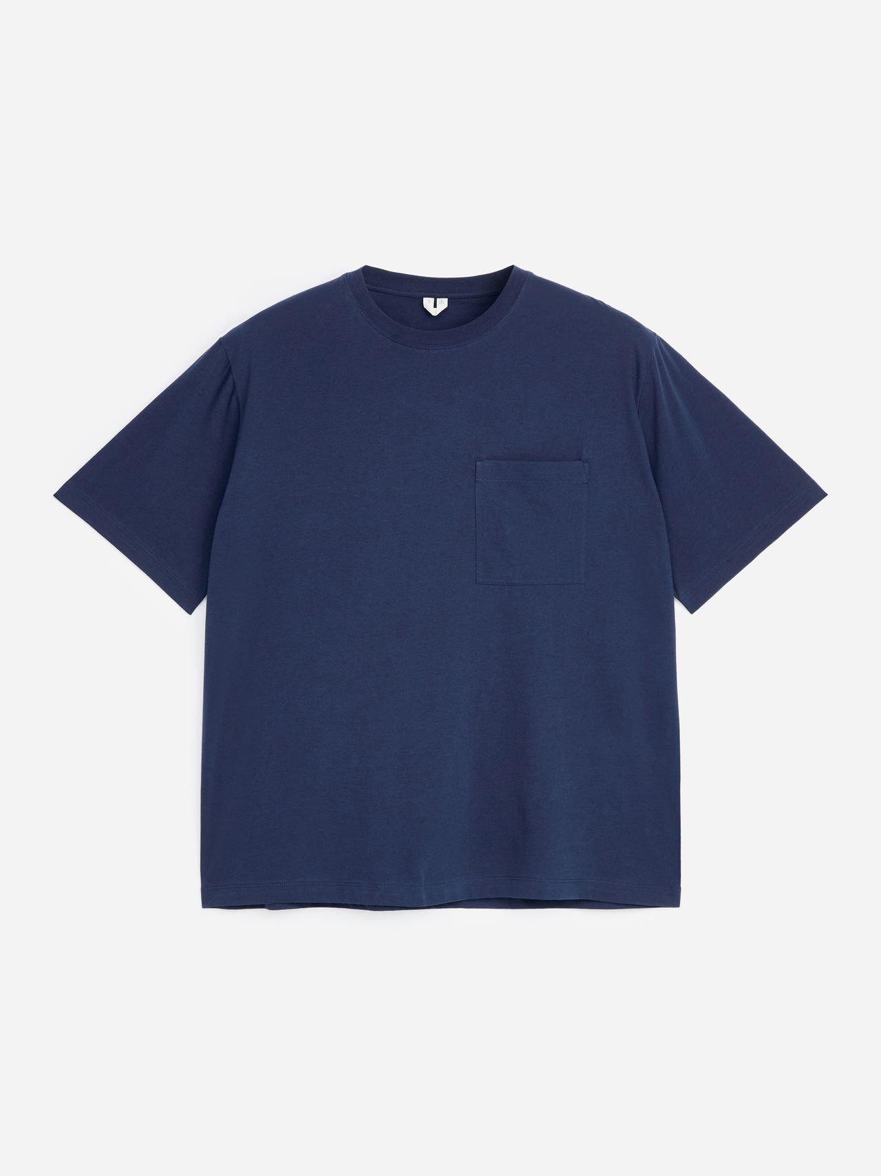 Navy blue short-sleeve t-shirt with a chest pocket, displayed on a plain white background.